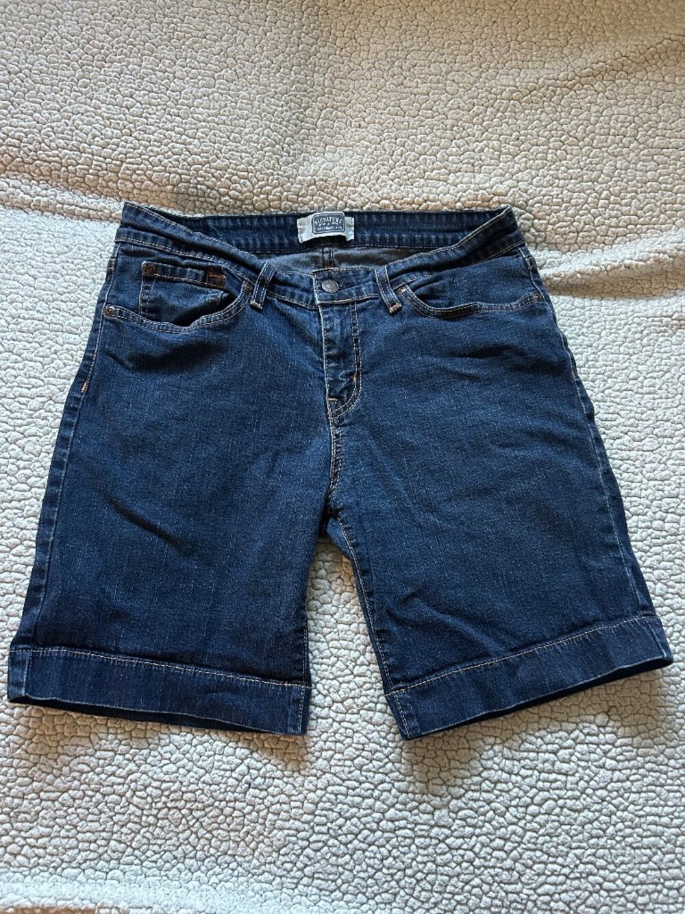 Levis -- vintage 'signature' dark wash jean shorts
